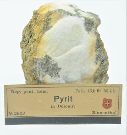 Pyrite dans de la Dolomite, Binnenthal, Binn, Valais, Suisse.