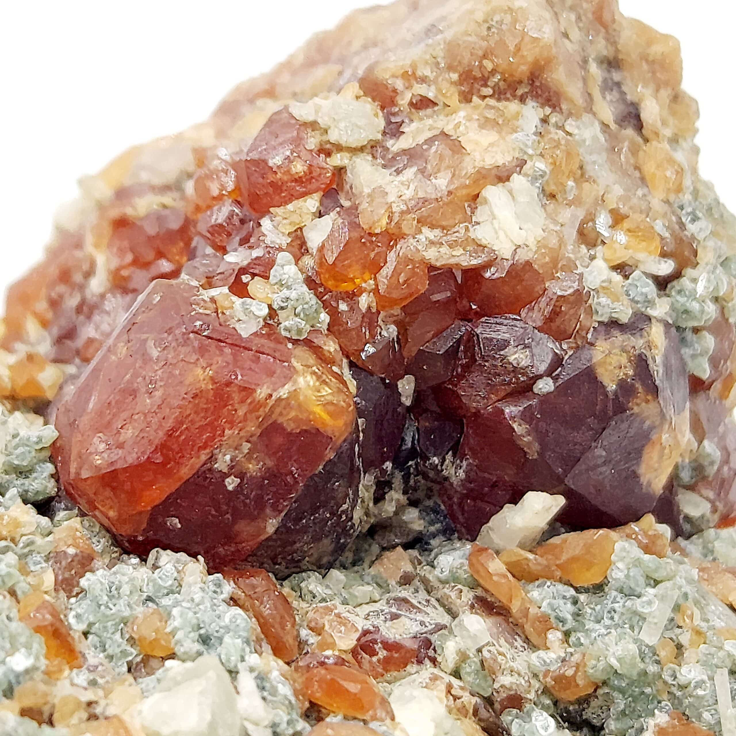 Grenat hessonite et diopside, La Mussa, Piémont, Italie.