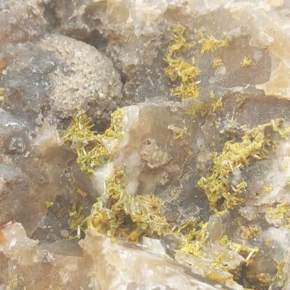 Pyromorphite, Quartz, Calcédoine, Mine de La Place, Alligny-en-Morvan, Nièvre.