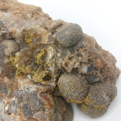 Pyromorphite, Quartz, Calcédoine, Mine de La Place, Alligny-en-Morvan, Nièvre.