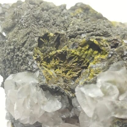 Mottramite & Calcite, Tsumeb, Namibie.